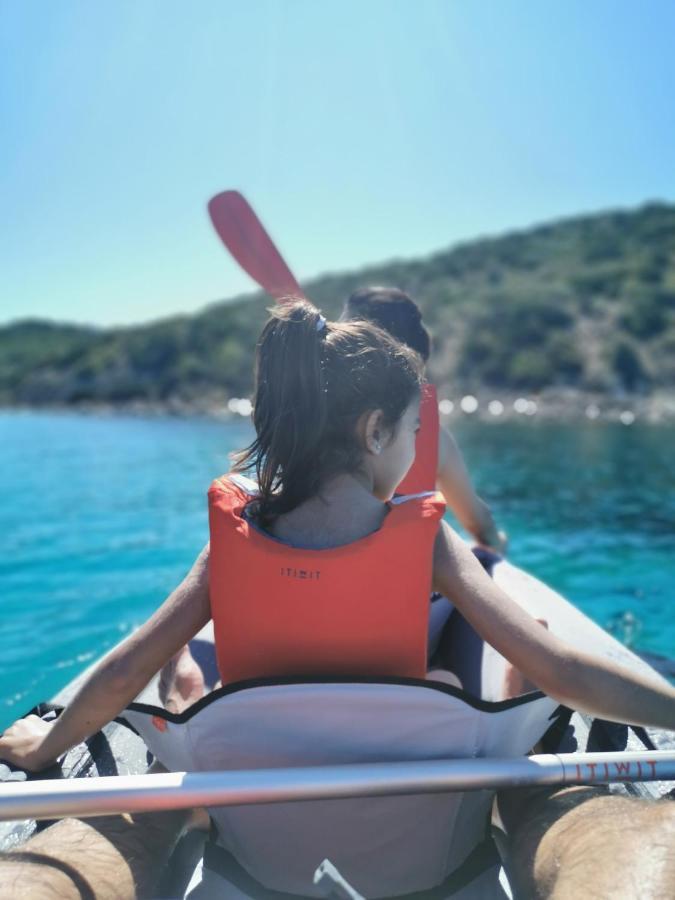 Cara Catherine Geremeas Ngoại thất bức ảnh